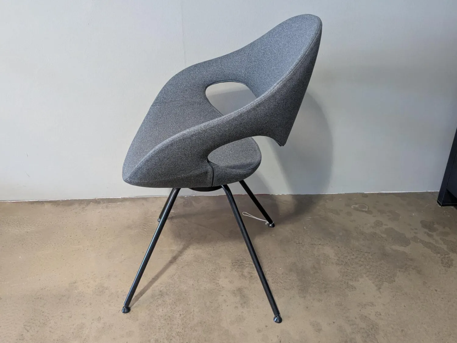 Tonon Einzelstühle|Stuhl Moon Stoff Dunkelgrau 4 MC Füße Schwarz