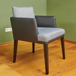 Bielefelder Werkstätten Einzelstühle|Stuhl Polo Dining Mit Armlehne Sitz Stoff Noah Grau Rücken Leder Normandie Schwarz Füße Eiche Schwarz Gebeizt