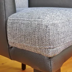 Bielefelder Werkstätten Einzelstühle|Stuhl Polo Dining Mit Armlehne Sitz Stoff Noah Grau Rücken Leder Normandie Schwarz Füße Eiche Schwarz Gebeizt