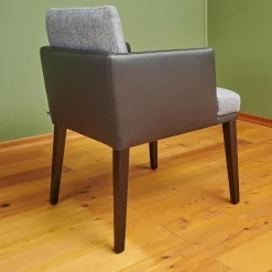 Bielefelder Werkstätten Einzelstühle|Stuhl Polo Dining Mit Armlehne Sitz Stoff Noah Grau Rücken Leder Normandie Schwarz Füße Eiche Schwarz Gebeizt