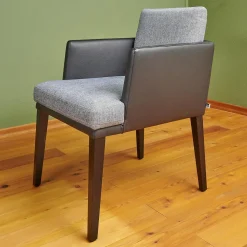 Bielefelder Werkstätten Einzelstühle|Stuhl Polo Dining Mit Armlehne Sitz Stoff Noah Grau Rücken Leder Normandie Schwarz Füße Eiche Schwarz Gebeizt