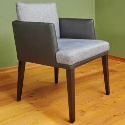 Bielefelder Werkstätten Einzelstühle|Stuhl Polo Dining Mit Armlehne Sitz Stoff Noah Grau Rücken Leder Normandie Schwarz Füße Eiche Schwarz Gebeizt