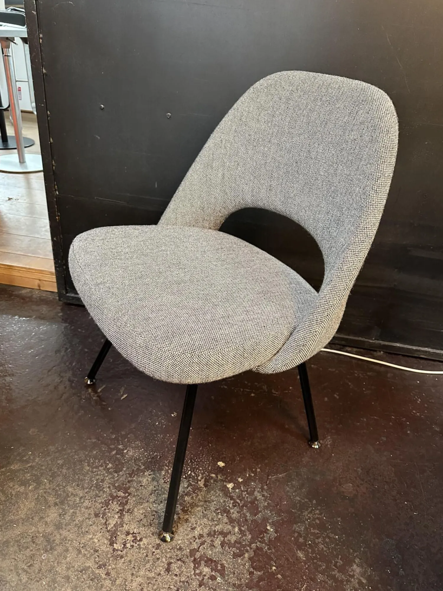Knoll International Einzelstühle|Stuhl Saarinen Conference Stoff Kvadrat Hallingdal 126 Grau Stahlbeine Schwarz Lackiert