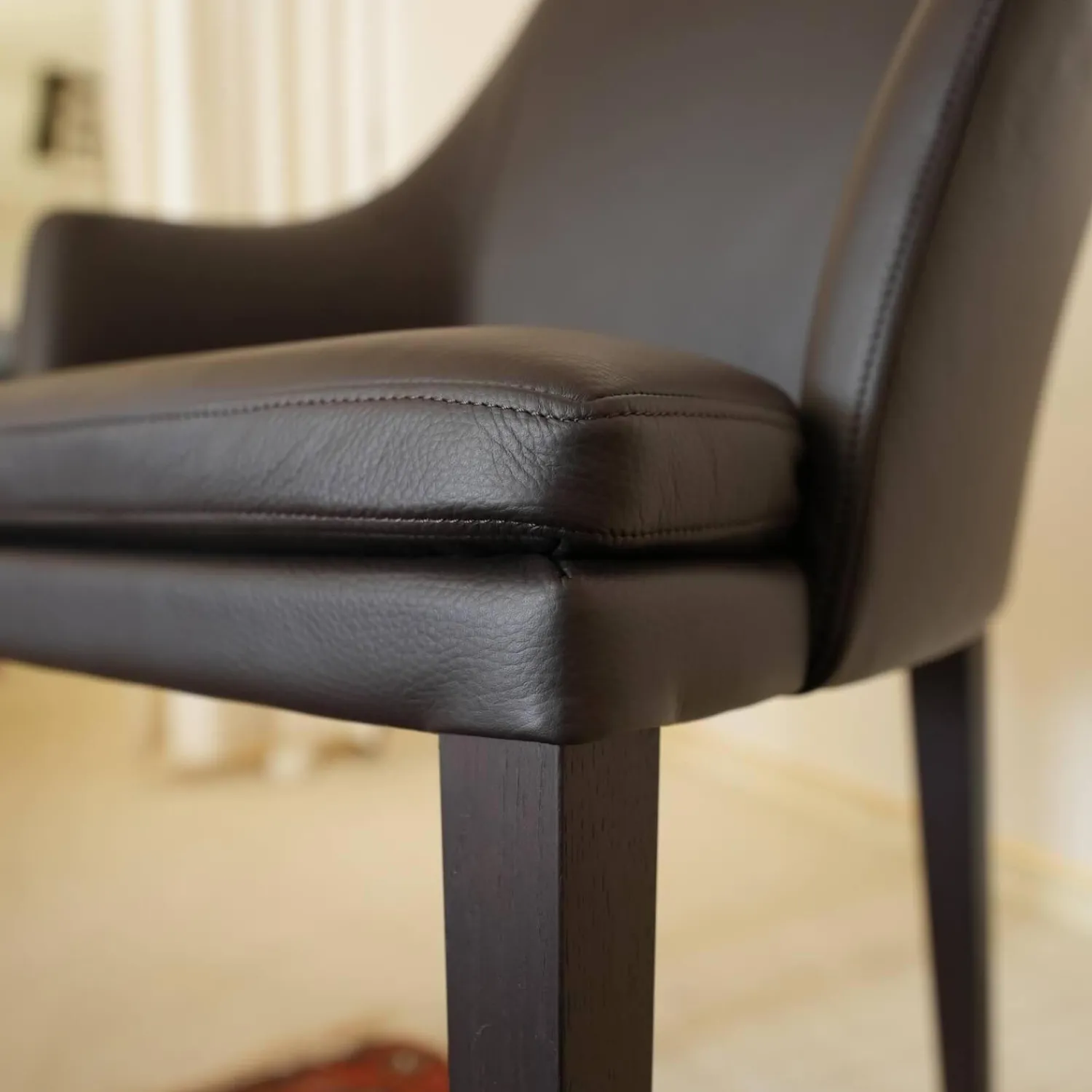 Bielefelder Werkstätten Einzelstühle|Stuhl Saloni Leder Normandie Dunkelbraun Füße Holz Dunkelbraun Mit Armlehnen