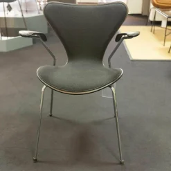 Fritz Hansen Einzelstühle|Stuhl Serie 7 Mit Armlehnen Stoff Hallingdal Schwarz Untergestell Stahlrohr Verchromt Sitzschale Esc