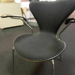 Fritz Hansen Einzelstühle|Stuhl Serie 7 Mit Armlehnen Stoff Hallingdal Schwarz Untergestell Stahlrohr Verchromt Sitzschale Esc