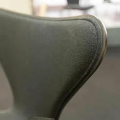 Fritz Hansen Einzelstühle|Stuhl Serie 7 Mit Armlehnen Stoff Hallingdal Schwarz Untergestell Stahlrohr Verchromt Sitzschale Esc