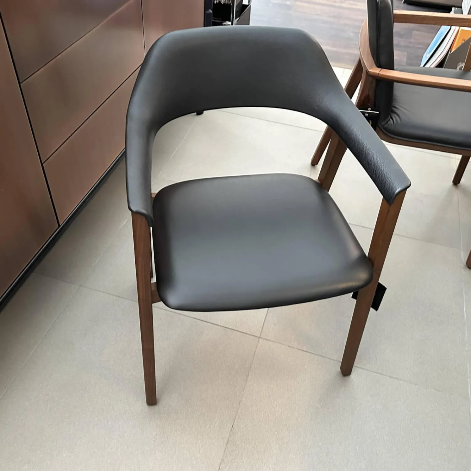 Conde House Einzelstühle|Stuhl Ten Leder Schwarz Gestell Nussbaum Massiv