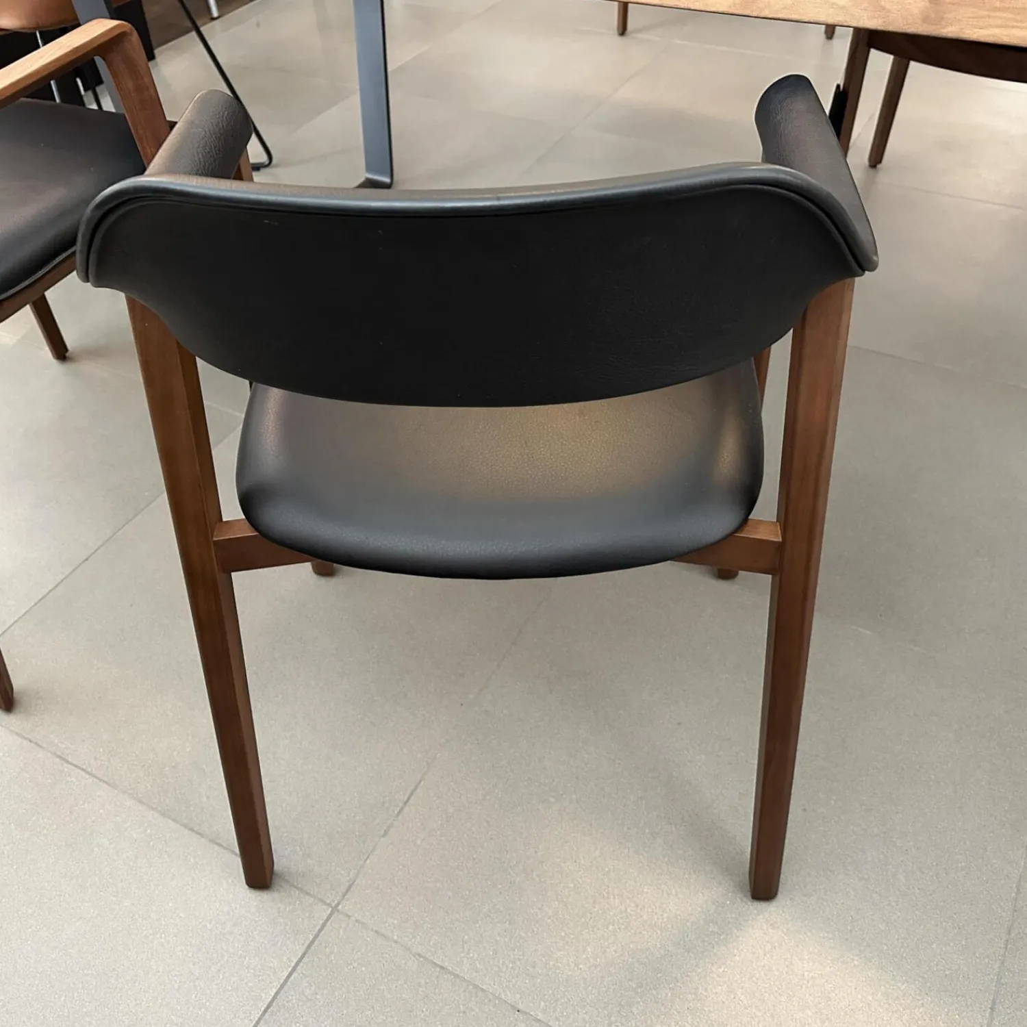 Conde House Einzelstühle|Stuhl Ten Leder Schwarz Gestell Nussbaum Massiv