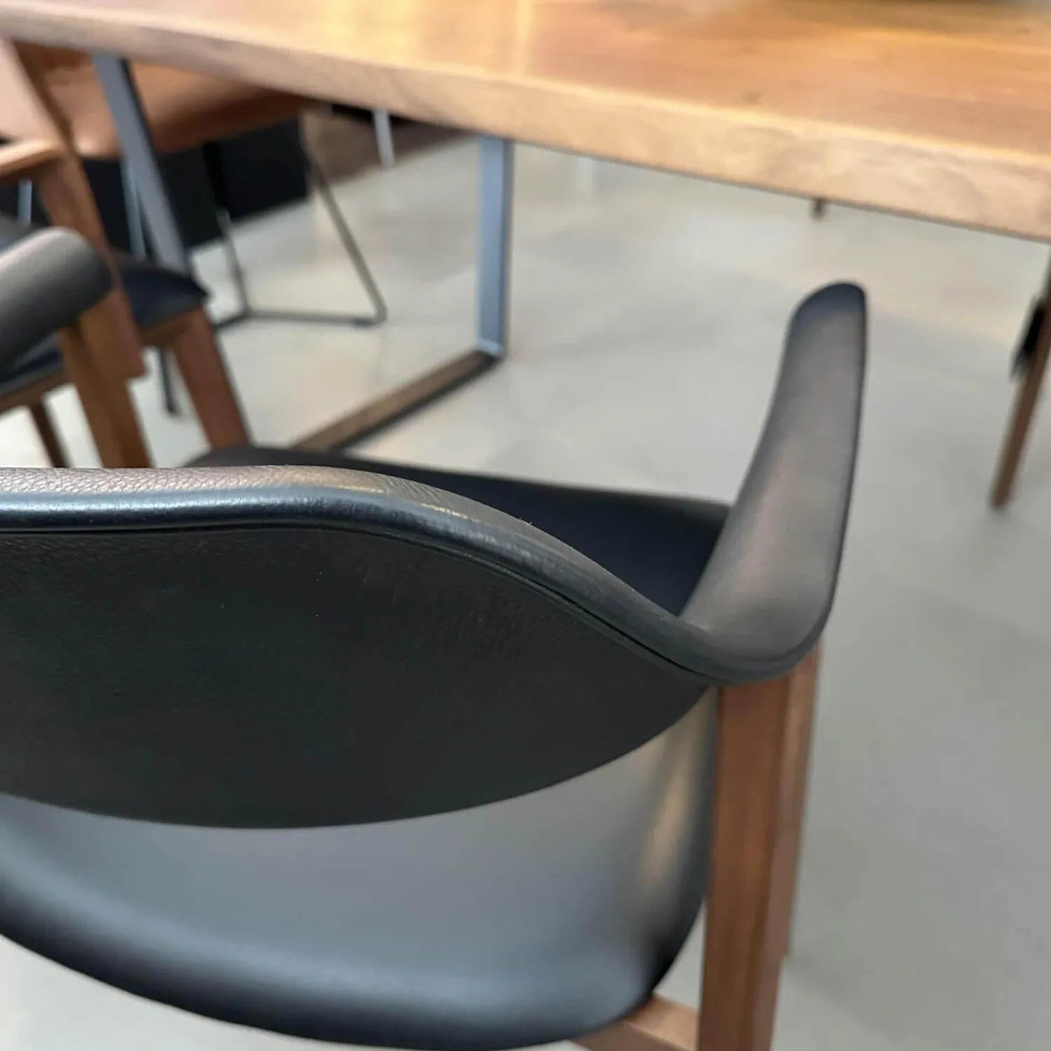 Conde House Einzelstühle|Stuhl Ten Leder Schwarz Gestell Nussbaum Massiv