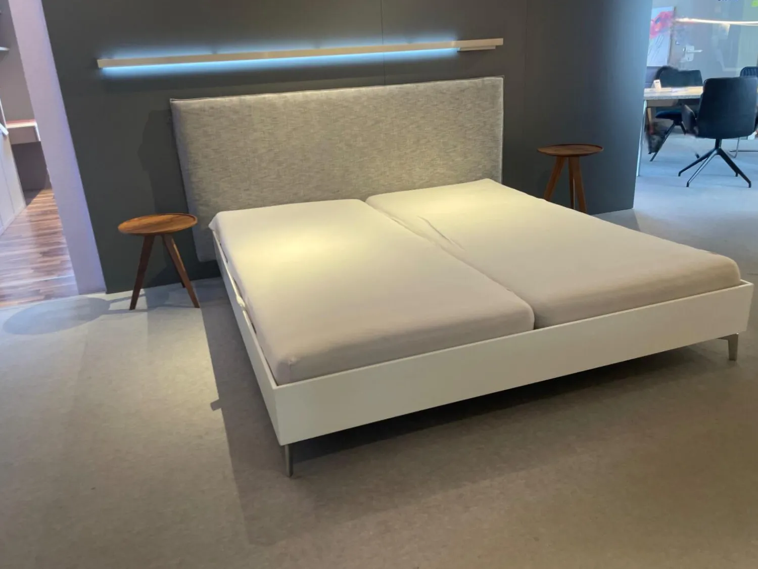 Möller Design Polsterbetten|Systembett MD13 Stoff Maple 742 Grau Meliert Rahmen Lack Matt Weiß 003 Füße Metall NQ Aluminium ohne Rost ohne Matratzen
