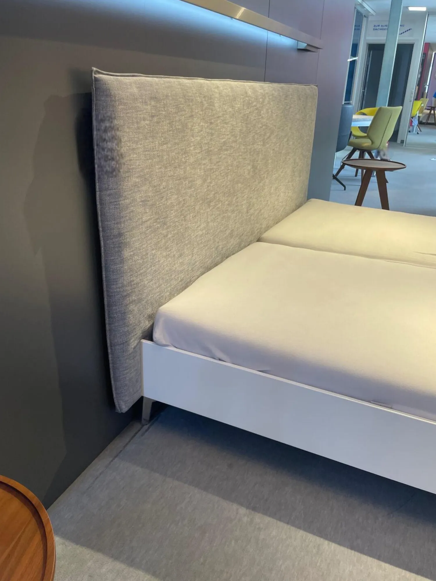 Möller Design Polsterbetten|Systembett MD13 Stoff Maple 742 Grau Meliert Rahmen Lack Matt Weiß 003 Füße Metall NQ Aluminium ohne Rost ohne Matratzen