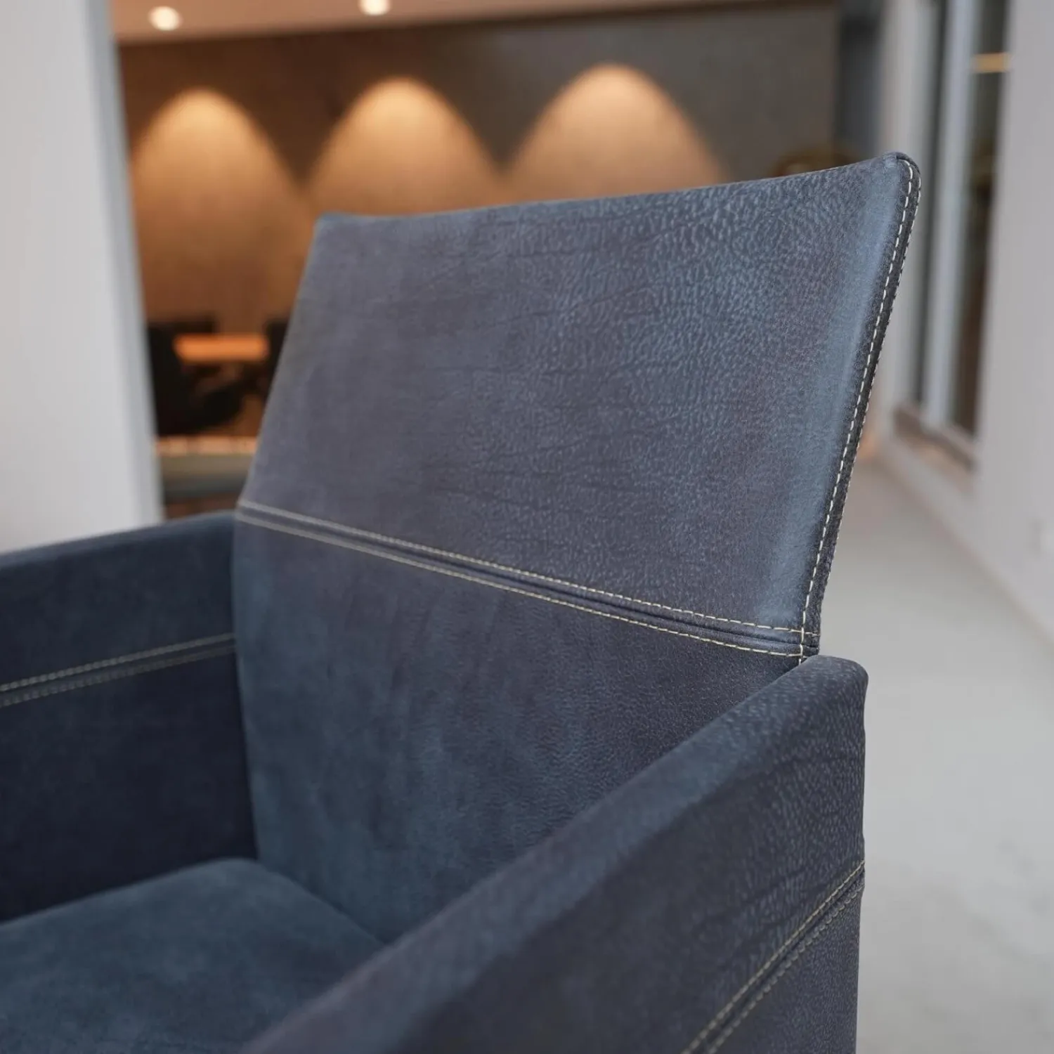 KFF Barhocker & Barstühle|Thekenstuhl Texas Leder Kenia Baltic 6102 4-Fußgestell Struktur M15 Eisenblank Einschichtlack