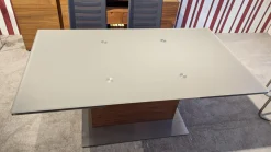 Venjakob Esstische|Tisch 6133 Tischplatte ESG Optiwhite Taupe Grau Säule Colorado Nussbaum Geölt Mit 2 Fach Auszug Fuß Edelstahl