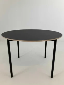 Muuto Beistelltische|Tisch Base Round Linoleum Schwarz Gestell Aluminium Schwarz Pulverbeschichtet