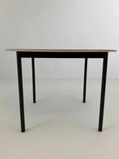 Muuto Beistelltische|Tisch Base Round Linoleum Schwarz Gestell Aluminium Schwarz Pulverbeschichtet