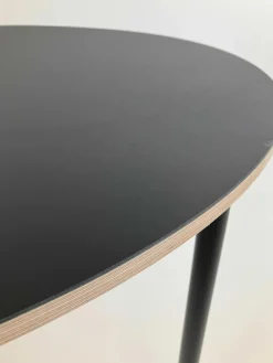 Muuto Beistelltische|Tisch Base Round Linoleum Schwarz Gestell Aluminium Schwarz Pulverbeschichtet
