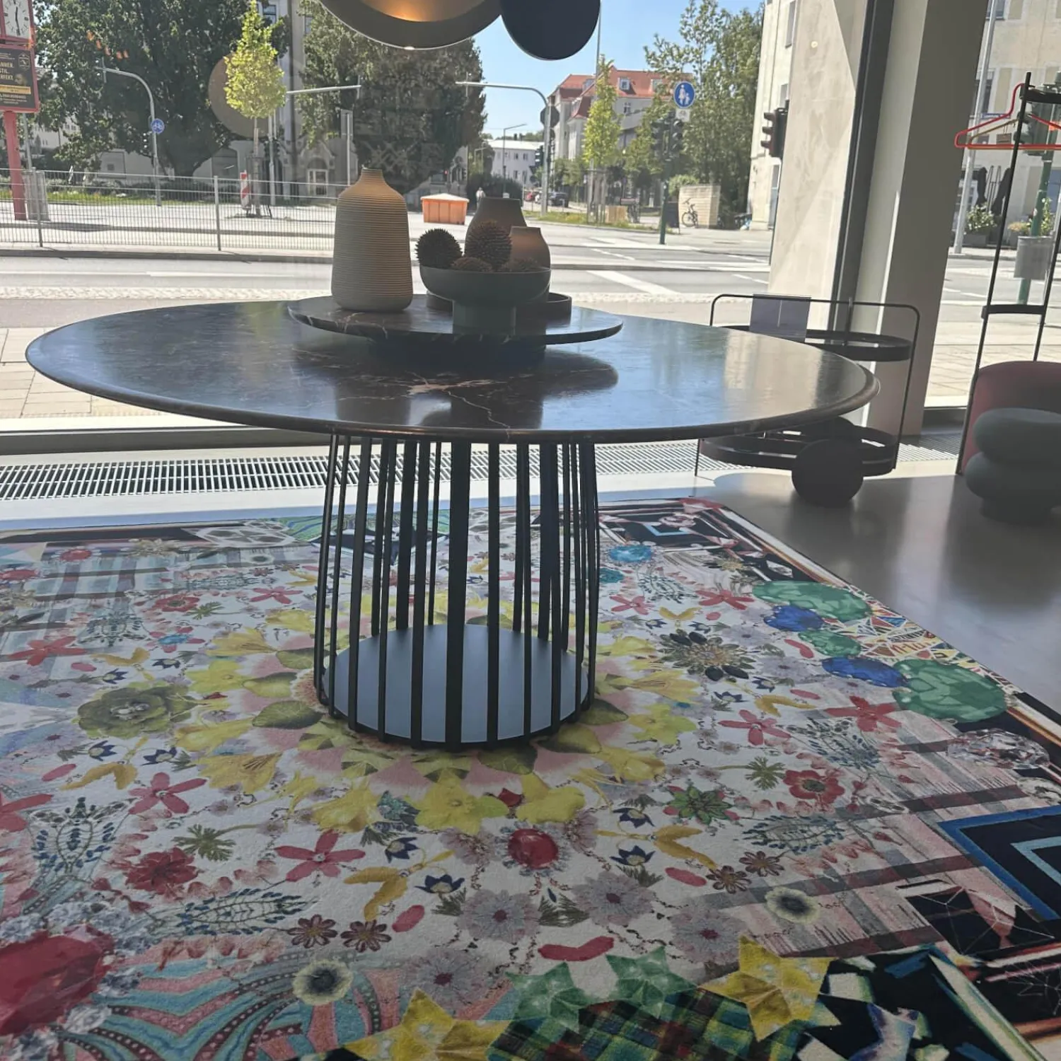 Janua Esstische|Tisch BC 07 Basket Platte Stein Rosso Lepanto Schwarz Rot Streben Tiefschwarz Schwarz Mit Drehteller Lazy Susan