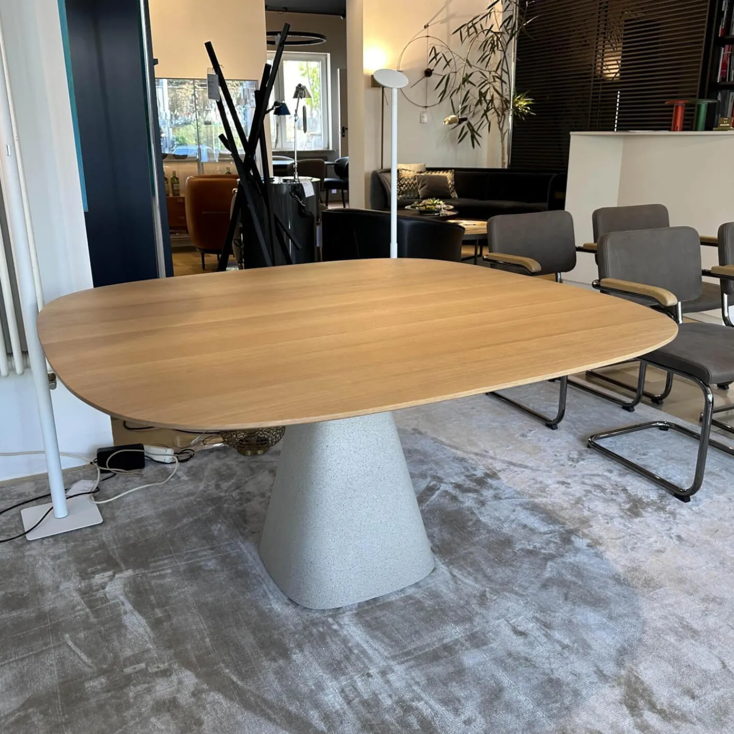 Studio by Mobimex Esstische|Tisch Bridge Platte Eiche Rohholzeffekt Lackiert Untergestell Beton Creme