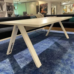 Arper Esstische|Tisch Cross Stahl Weiß Matt Gestell Stahl V22 Bianco Opaco Mit Eingelassener Steckdose