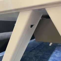 Arper Esstische|Tisch Cross Stahl Weiß Matt Gestell Stahl V22 Bianco Opaco Mit Eingelassener Steckdose