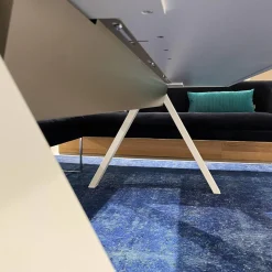 Arper Esstische|Tisch Cross Stahl Weiß Matt Gestell Stahl V22 Bianco Opaco Mit Eingelassener Steckdose