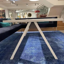 Arper Esstische|Tisch Cross Stahl Weiß Matt Gestell Stahl V22 Bianco Opaco Mit Eingelassener Steckdose