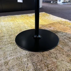 Arper Esstische|Tisch Dizzie Laminat Fenix Schwarz Tischplatte Medium Density Fireboard Schwarz Lackiert Gestell Stahl Schwarz Matt Lackiert