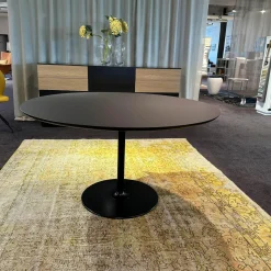 Arper Esstische|Tisch Dizzie Laminat Fenix Schwarz Tischplatte Medium Density Fireboard Schwarz Lackiert Gestell Stahl Schwarz Matt Lackiert