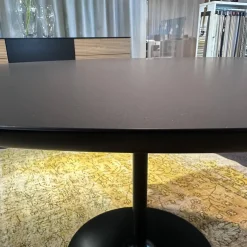 Arper Esstische|Tisch Dizzie Laminat Fenix Schwarz Tischplatte Medium Density Fireboard Schwarz Lackiert Gestell Stahl Schwarz Matt Lackiert