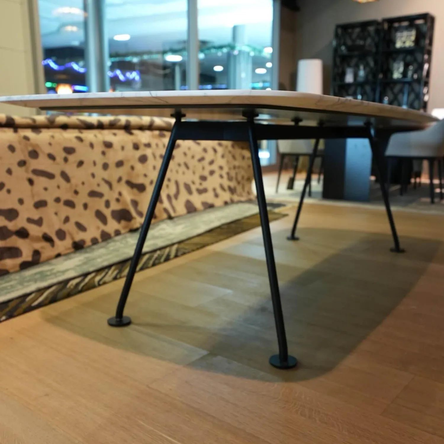 Knoll International Esstische|Tisch Grasshopper Platte Marmor Statuarietto Gloss Finish Weiß Gestell Stahl Schwarz