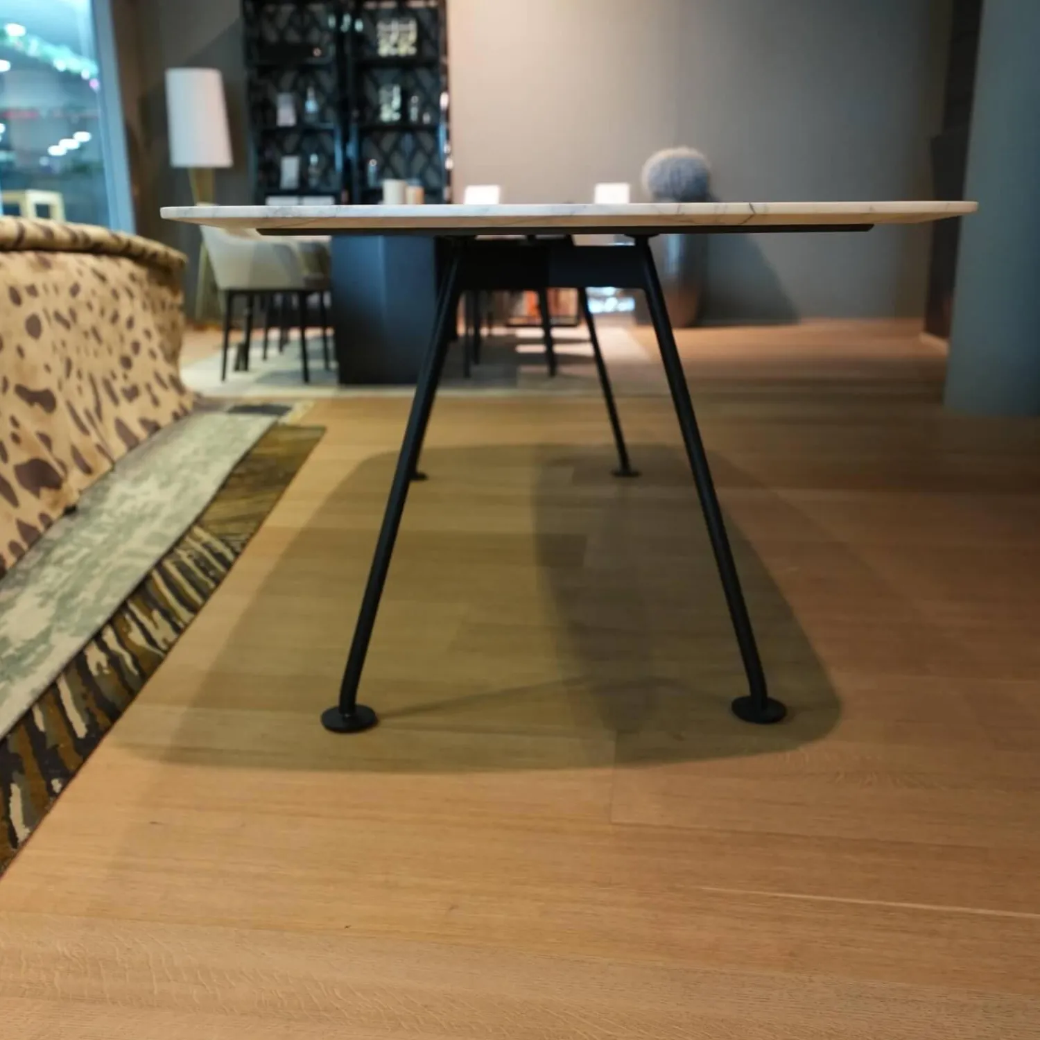 Knoll International Esstische|Tisch Grasshopper Platte Marmor Statuarietto Gloss Finish Weiß Gestell Stahl Schwarz