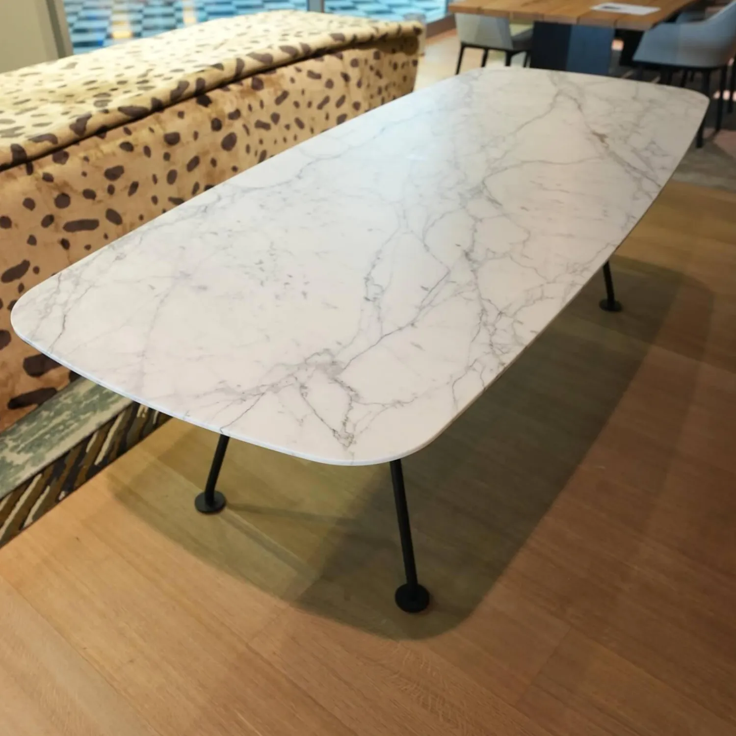 Knoll International Esstische|Tisch Grasshopper Platte Marmor Statuarietto Gloss Finish Weiß Gestell Stahl Schwarz