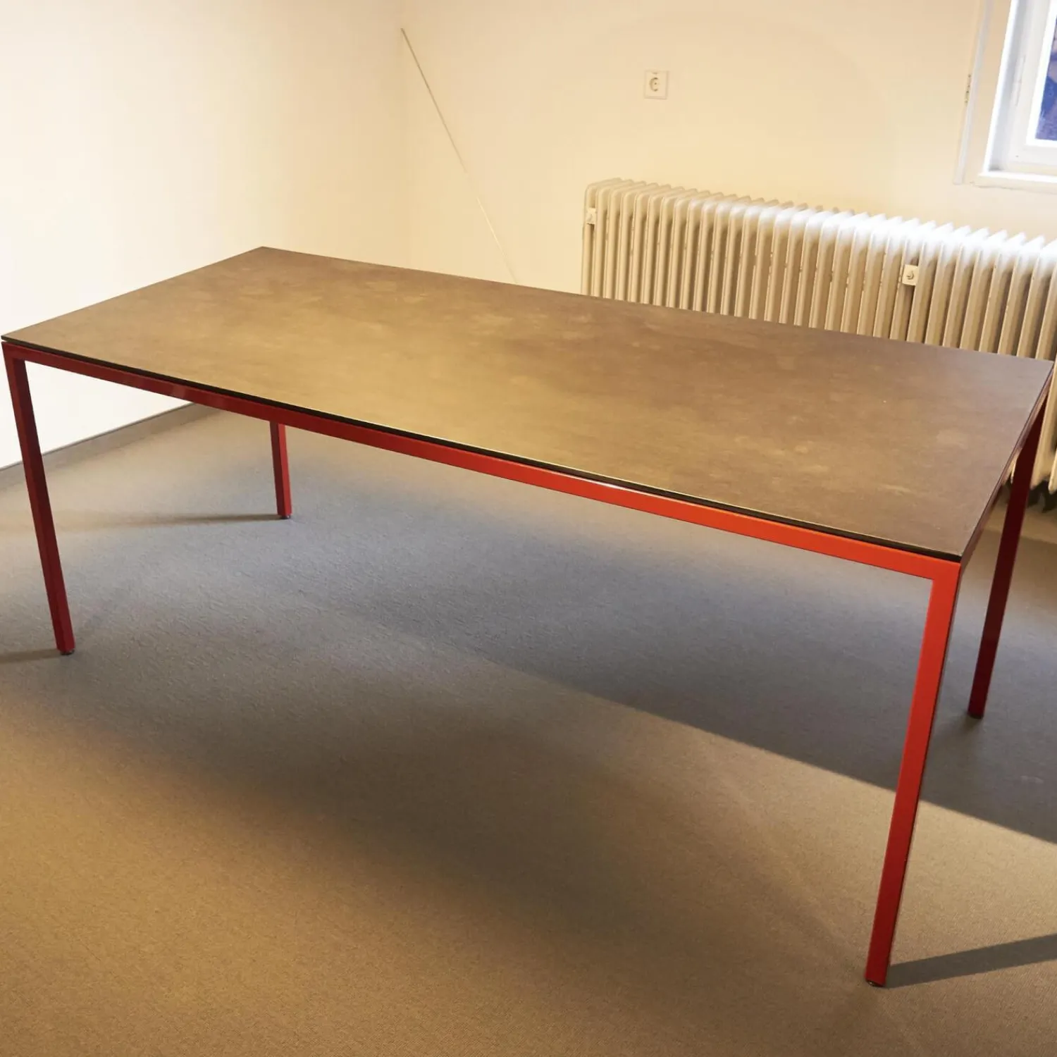 Tecta Esstische|Tisch M 38 Platte Eternit Anthrazit Geölt Gestell Stahlrohr Pulverbeschichtet Rot