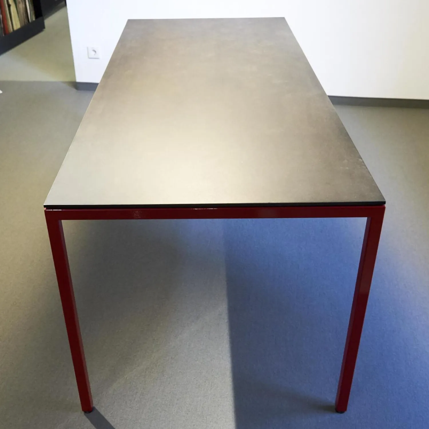 Tecta Esstische|Tisch M 38 Platte Eternit Anthrazit Geölt Gestell Stahlrohr Pulverbeschichtet Rot