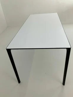 Arper Schreibtische & Sekretäre|Esstische|Tisch Nuur Platte Laminat Fenix F01 Weiß Gestell Aluminium Matt Schwarz Lackiert