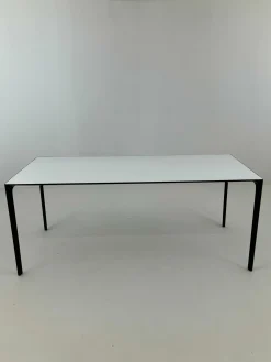 Arper Schreibtische & Sekretäre|Esstische|Tisch Nuur Platte Laminat Fenix F01 Weiß Gestell Aluminium Matt Schwarz Lackiert