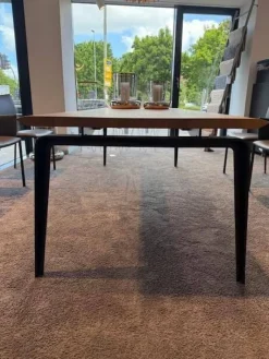 Ligne Roset Esstische|Tisch Odessa Massivholz Eiche Natur Gestell Schwarz