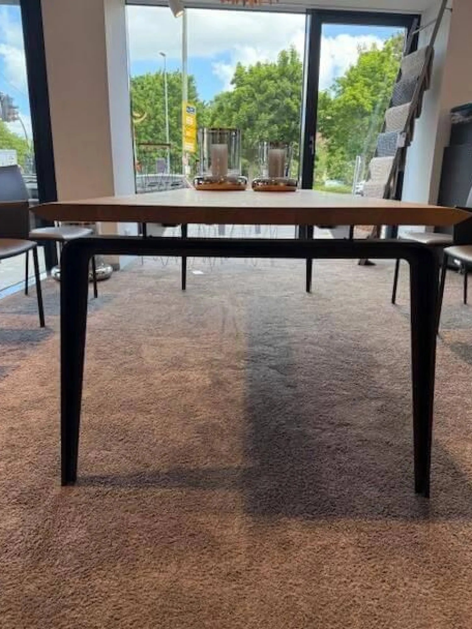 Ligne Roset Esstische|Tisch Odessa Massivholz Eiche Natur Gestell Schwarz