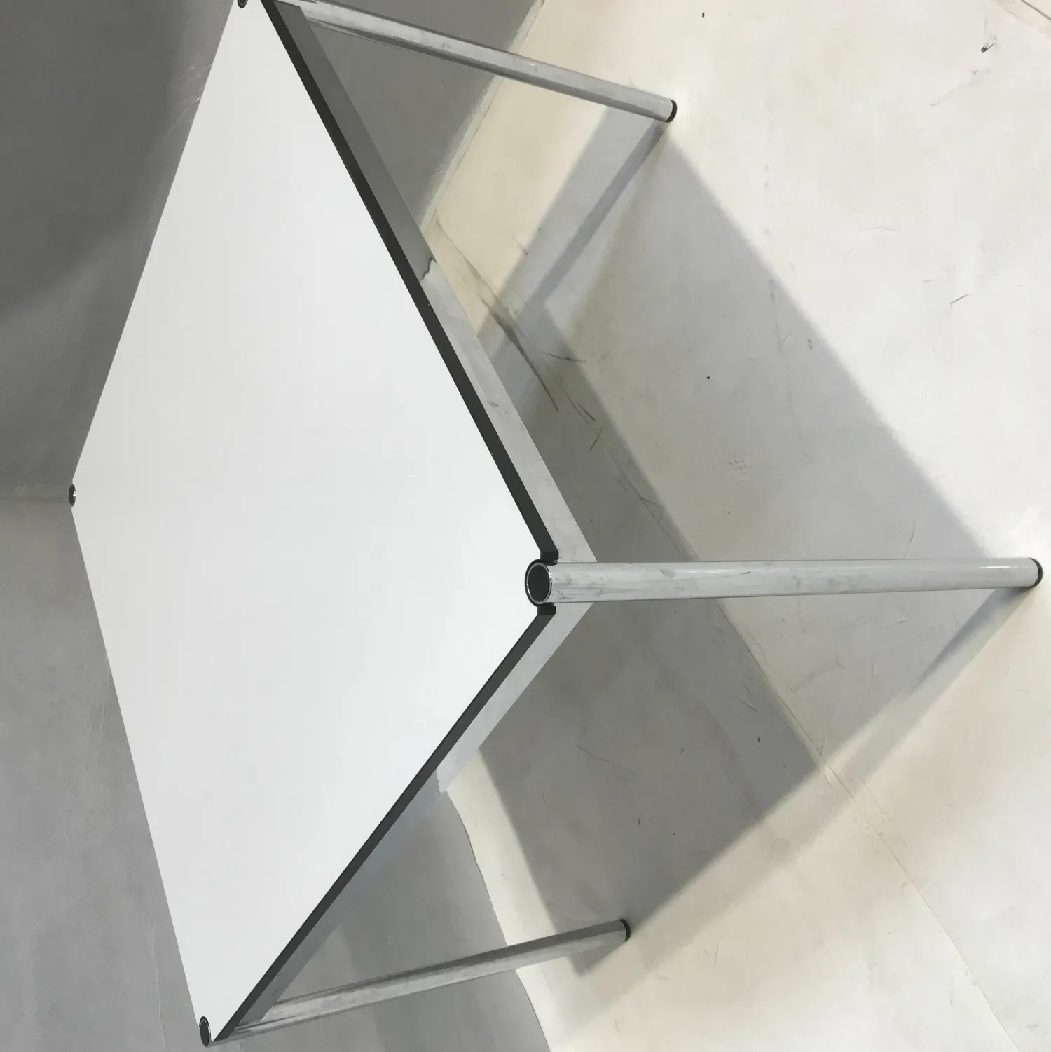 USM Haller Beistelltische|Tisch Quadratisch 100x100 Platte Kunstharz Perlgrau Gestell Verchromt