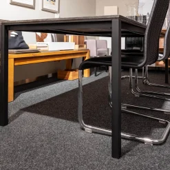 Janua Esstische|Tisch S600 Eiche Geköhlt Ton Grau Füße RAL 9005 Tiefschwarz Pulverbeschichtet Matt