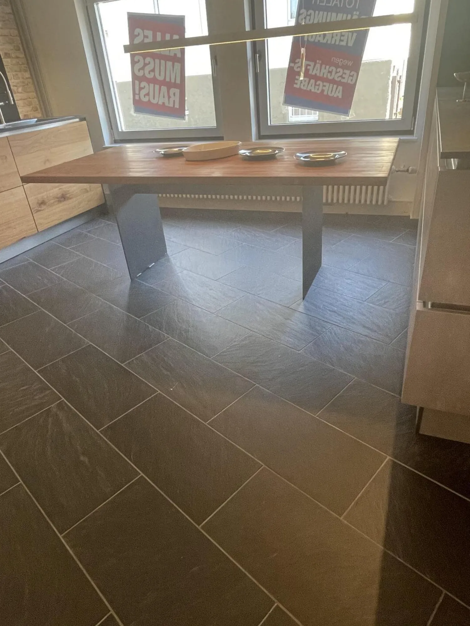 kf furniture Esstische|Tisch Theben 3000 Platte Astiger Nussbaum Gestell Stahl Geschliffen Matt Lackiert Schwarz