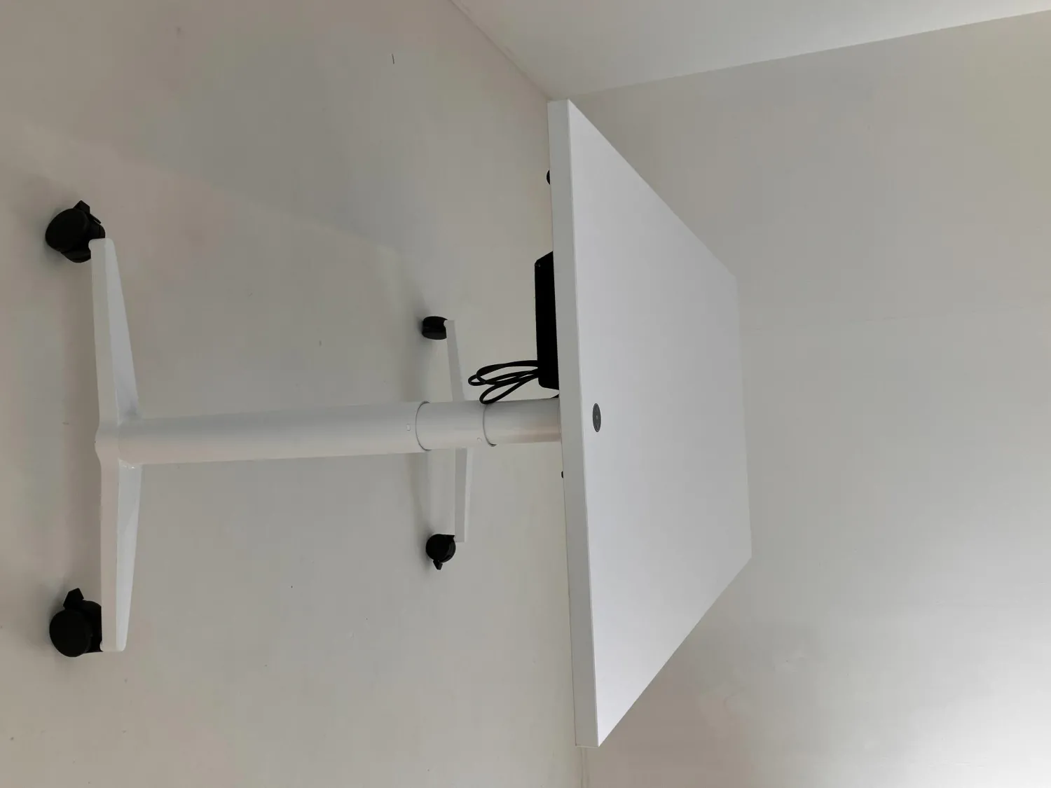 Wilkhahn Schreibtische & Sekretäre|Tisch Timetable Lift 615/11 Platte Schichtstoff 24 Weiß Hochglanz Gestell Weiß Beschichtet Höhenverstellbar