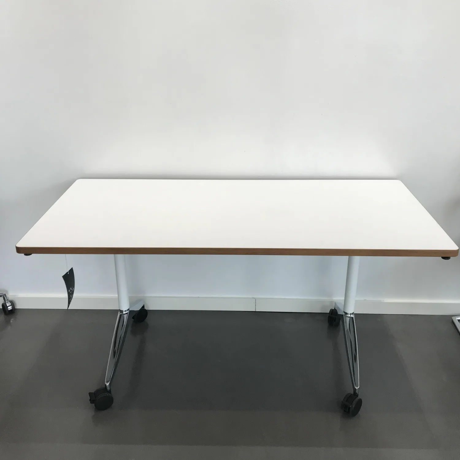 Wilkhahn Schreibtische & Sekretäre|Tisch Timetable Schichtstoff Softmatt Weiß Standrohr Glanzverchromt