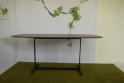 Brunner Schreibtische & Sekretäre|Tisch WB1 Booth Small at Oen Office Platte HPL Nussbaum Gestell Flachstahl Beschichtet Lava