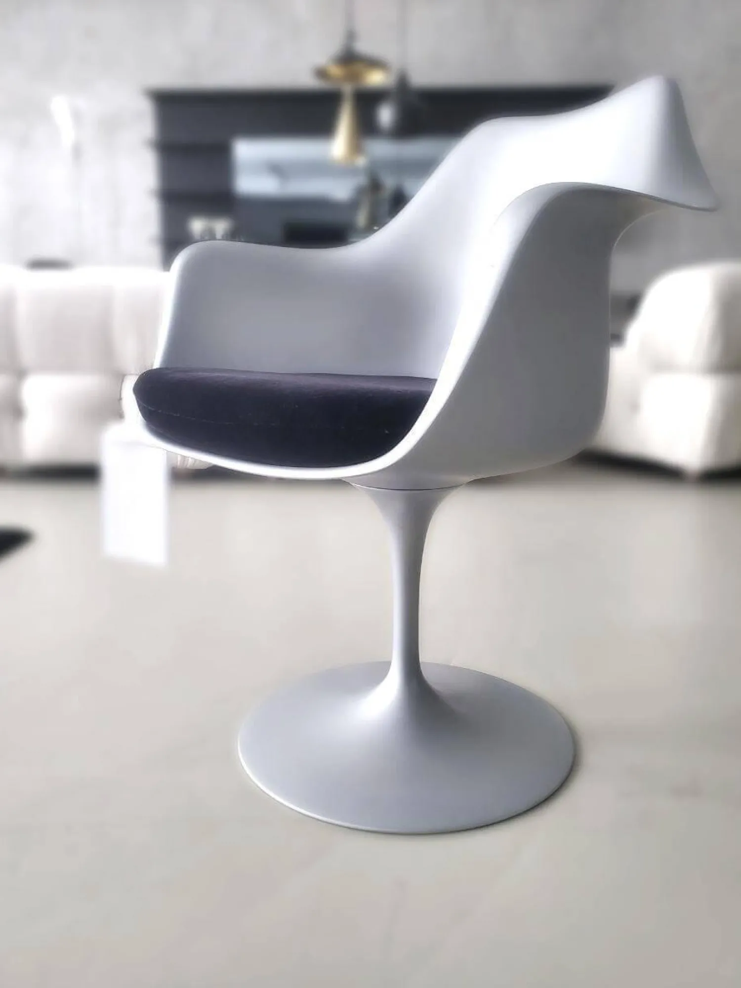 Knoll International Einzelstühle|Tulpen-Armlehnstuhl Saarinen Platin Sonderfarben