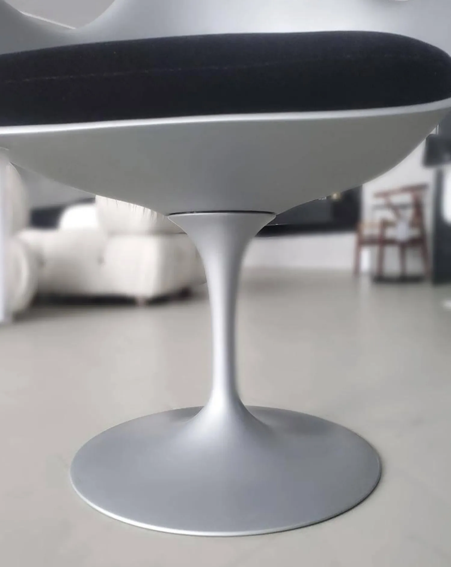 Knoll International Einzelstühle|Tulpen-Armlehnstuhl Saarinen Platin Sonderfarben