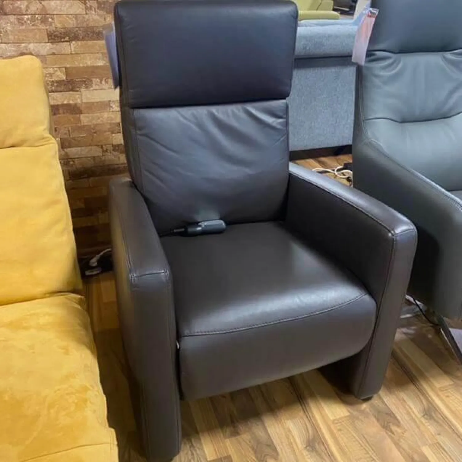 Polsteria Fernsehsessel|TV Sessel Augsburg Bezug Leder Dolcia Moor Dunkelbraun Schwarz Füße Kunststoff Inklusive Thermo-Lux-Heizmattenfunktion