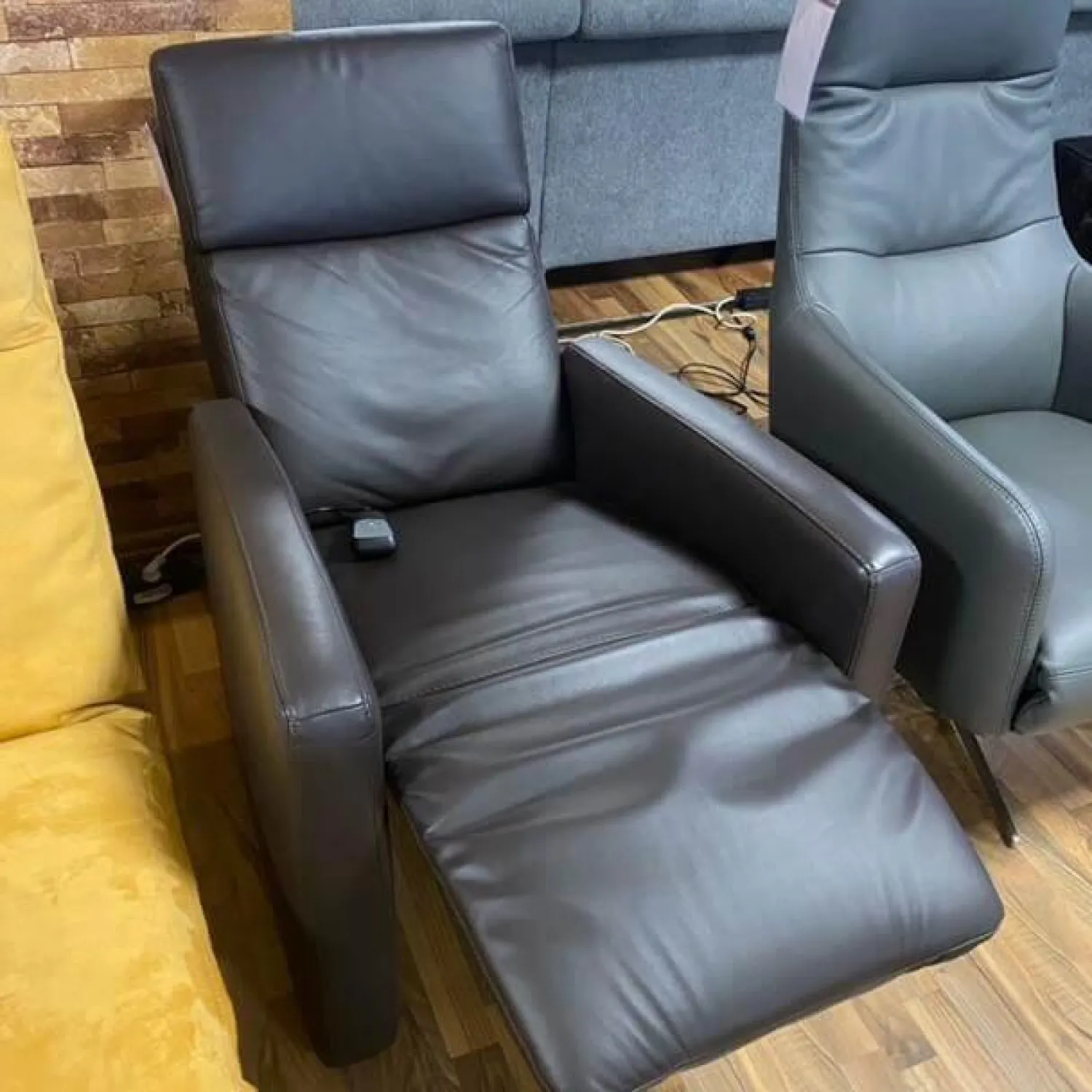 Polsteria Fernsehsessel|TV Sessel Augsburg Bezug Leder Dolcia Moor Dunkelbraun Schwarz Füße Kunststoff Inklusive Thermo-Lux-Heizmattenfunktion