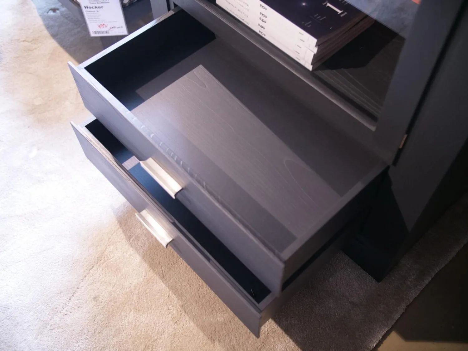 Form Exclusiv Vitrinen & Highboards|Vitrine Bordeaux Europäische Wildkirsche Massiv Rückwand Lachsrot Reliefstruktur Anthrazit